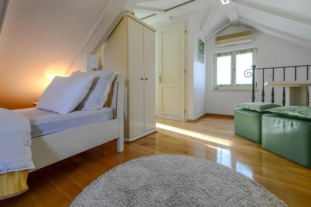 Villa Olivia Σπλιτ 4*,
